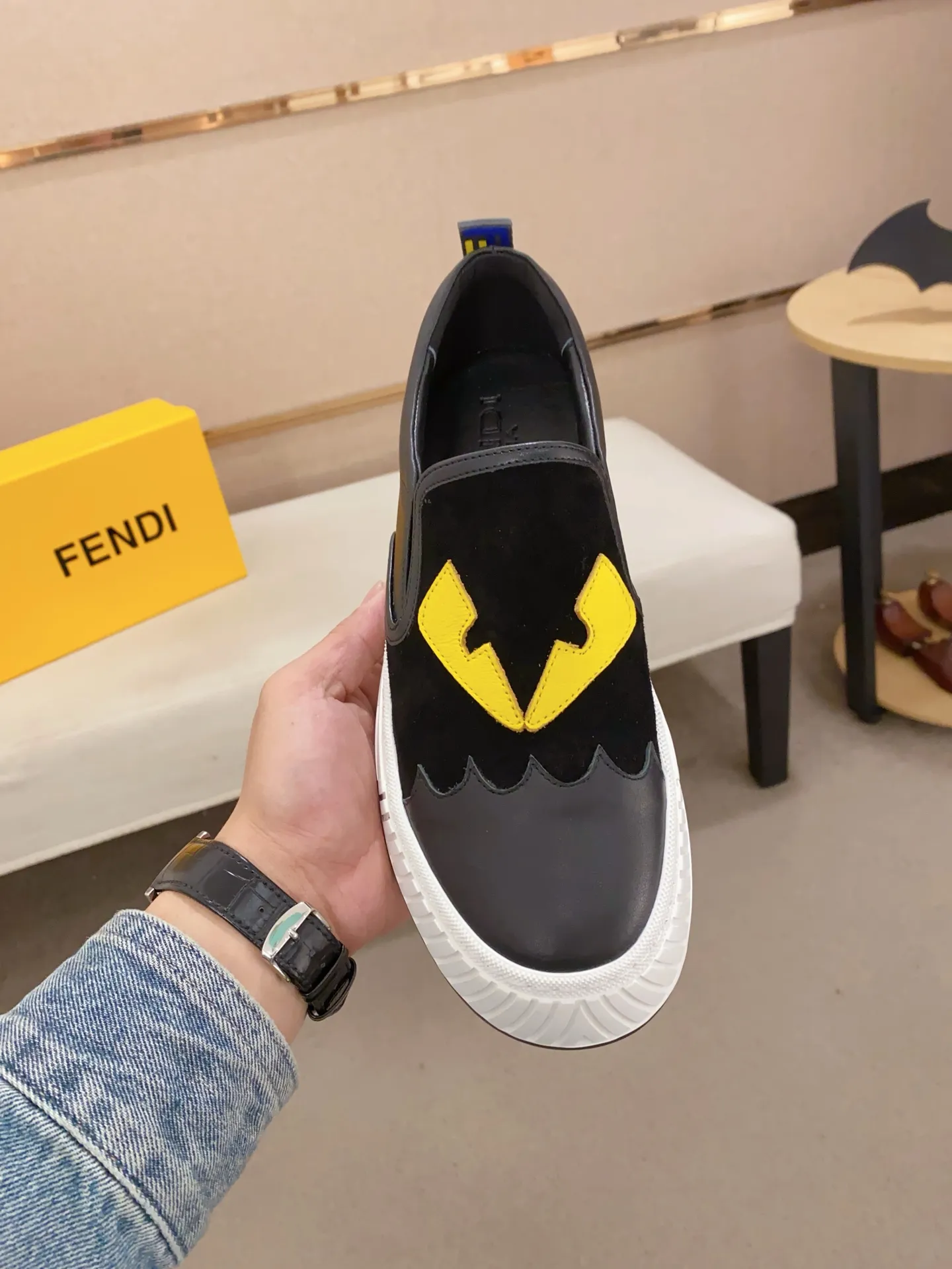 Men's shoes 💰 400💰 (fendi) New style 👊🏻 upper 🇮🇹 imported cowhide fabric 🇩🇪 lining imported sheepskin lining. The original outsole is molded to highlight the identity of every man, and the upper foot is elegant and stable🚶🏻🚶🏻The high-end custom counters reproduce the original version📯No matter the wind or rain, the shoe last remains unchanged and can withstand the verification of time🔍️,🔵 Size: 38-44